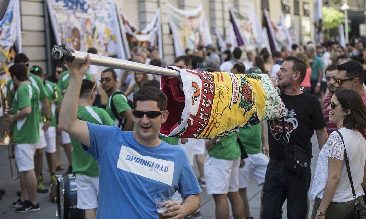 Bi lagun peña baten pankarta biltzen, 2019ko ekain hondarrean ospatutako Peñen Egunean. JAGOBA MANTEROLA / FOKU.