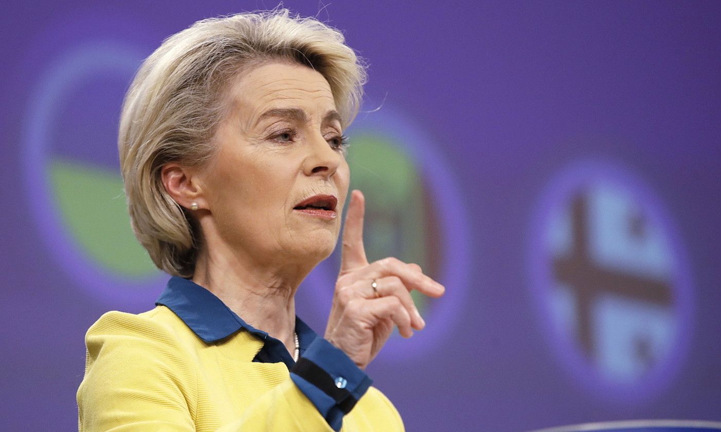 Europako Batzordeko presidente Ursula von der Leyen, atzo, Bruselan egindako agerraldian. OLIVIER HOSLET / EFE. Europako Batzordeko presidente Ursula von der Leyen, atzo, Bruselan egindako agerraldian. OLIVIER HOSLET / EFE.
