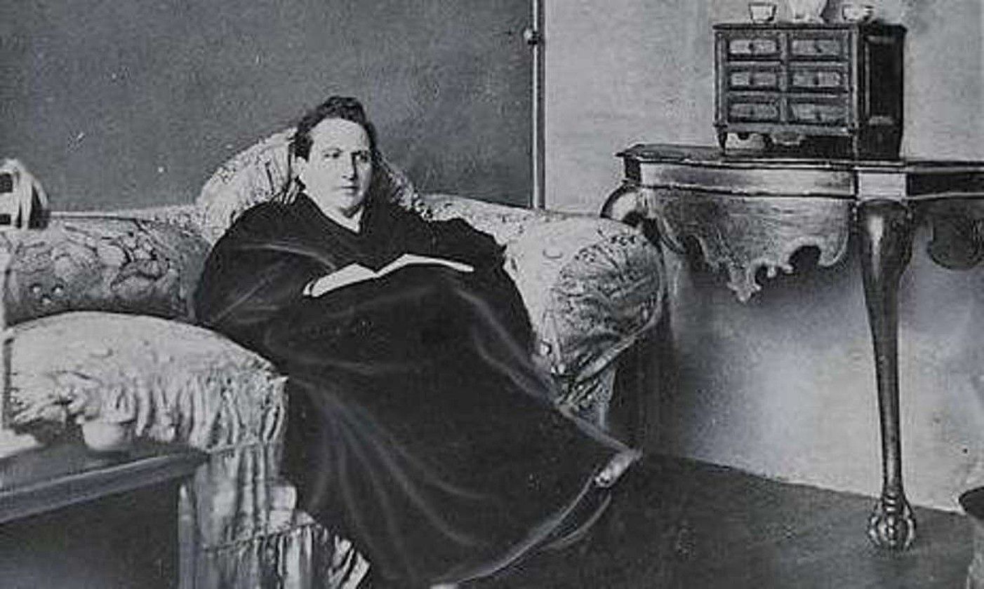 Gertrude Stein Parisko bere estudioan, Picassok berari egindako erretratua eta beste zenbait lan direla horman. BERRIA.