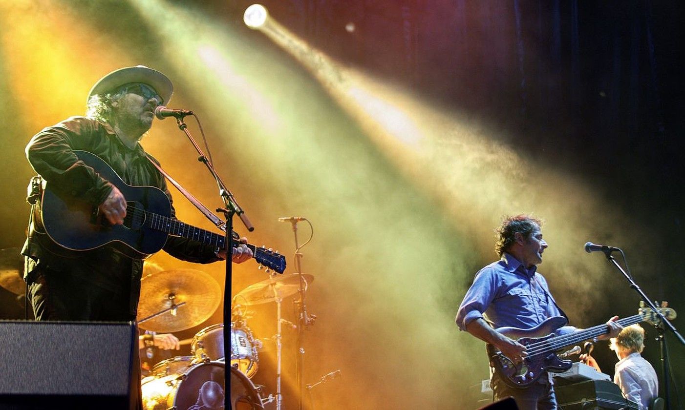 Wilco taldeko kideak bihar izango dira Donostian, baina aurrez ere egonak dira Euskal Herrian: Azken Rock jaialdian, kasurako, 2019an. DAVID AGUILAR / EFE. Wilco taldeko kideak bihar izango dira Donostian, baina aurrez ere egonak dira Euskal Herrian: Azken Rock jaialdian, kasurako, 2019an. DAVID AGUILAR / EFE.