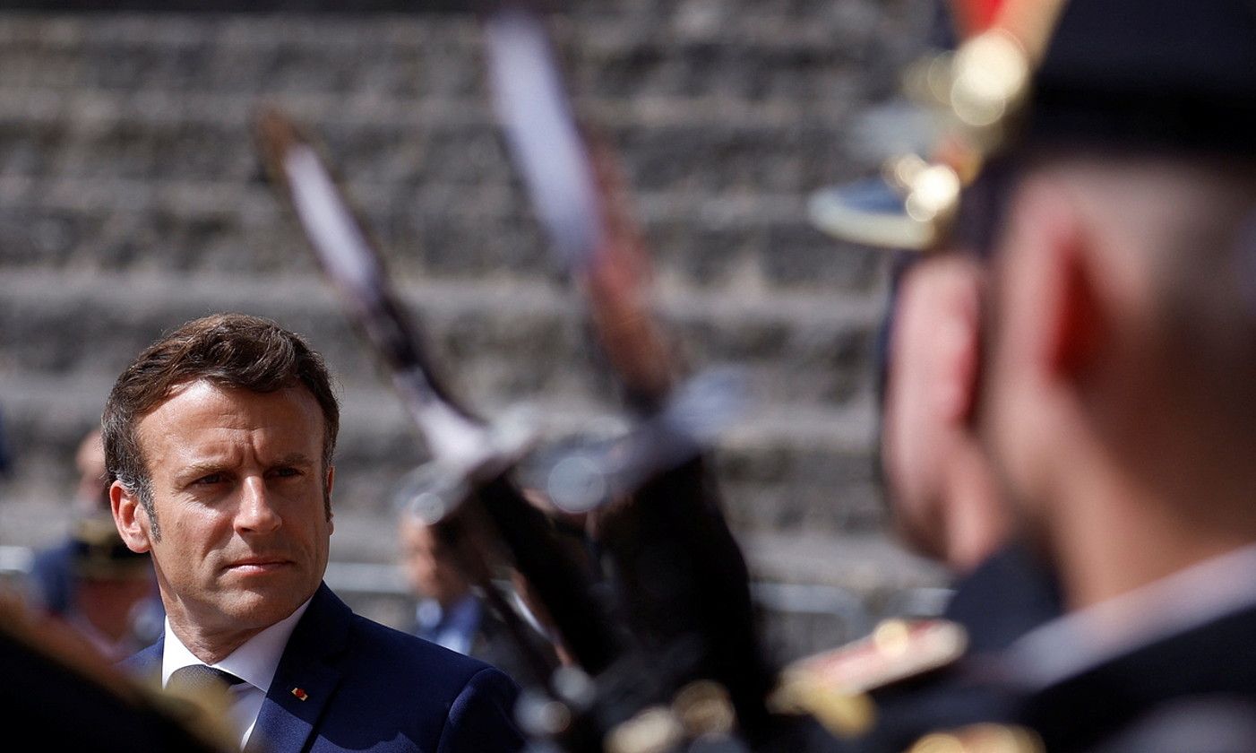 Emmanuel Macron Frantziako presidentea, herenegun, Suresnesen (Frantzia), Charles de Gaulle jeneralak 1940an Londrestik eginiko agerraldiaren 82. urteurren ekitaldian. GONZALO FUENTES / EFE.