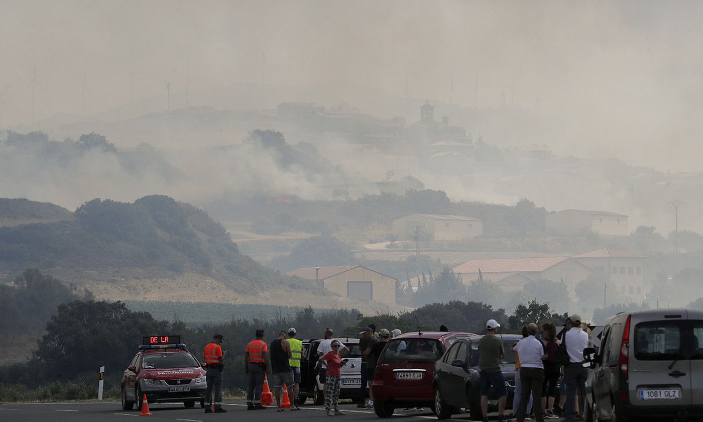 San Martin Unxeko sutea itzaltzeko lanei begira, herenegun. VILLAR LOPEZ / EFE. San Martin Unxeko sutea itzaltzeko lanei begira, herenegun. VILLAR LOPEZ / EFE.