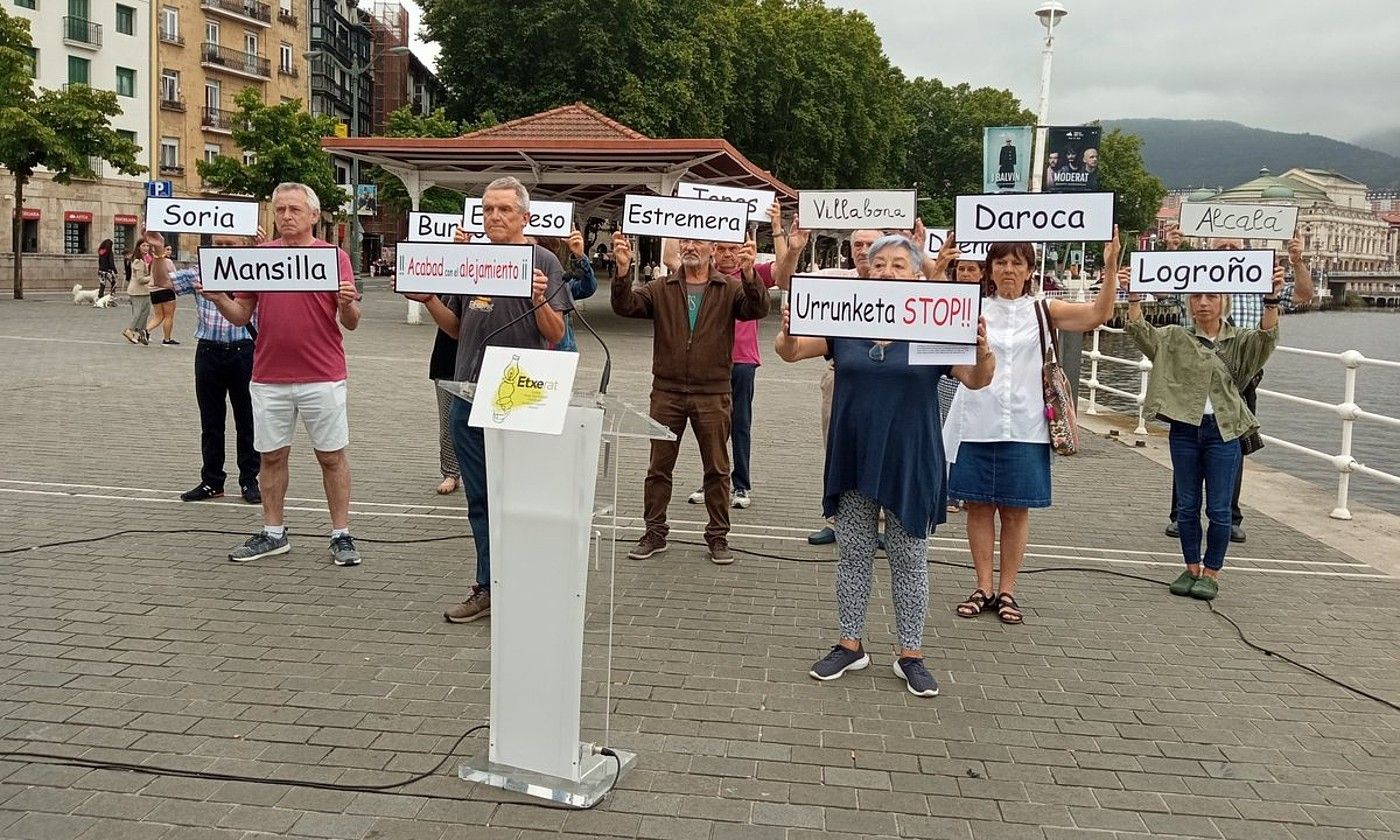 Etxerat-eko kideak, Bilbon egindako agerraldian. BERRIA.