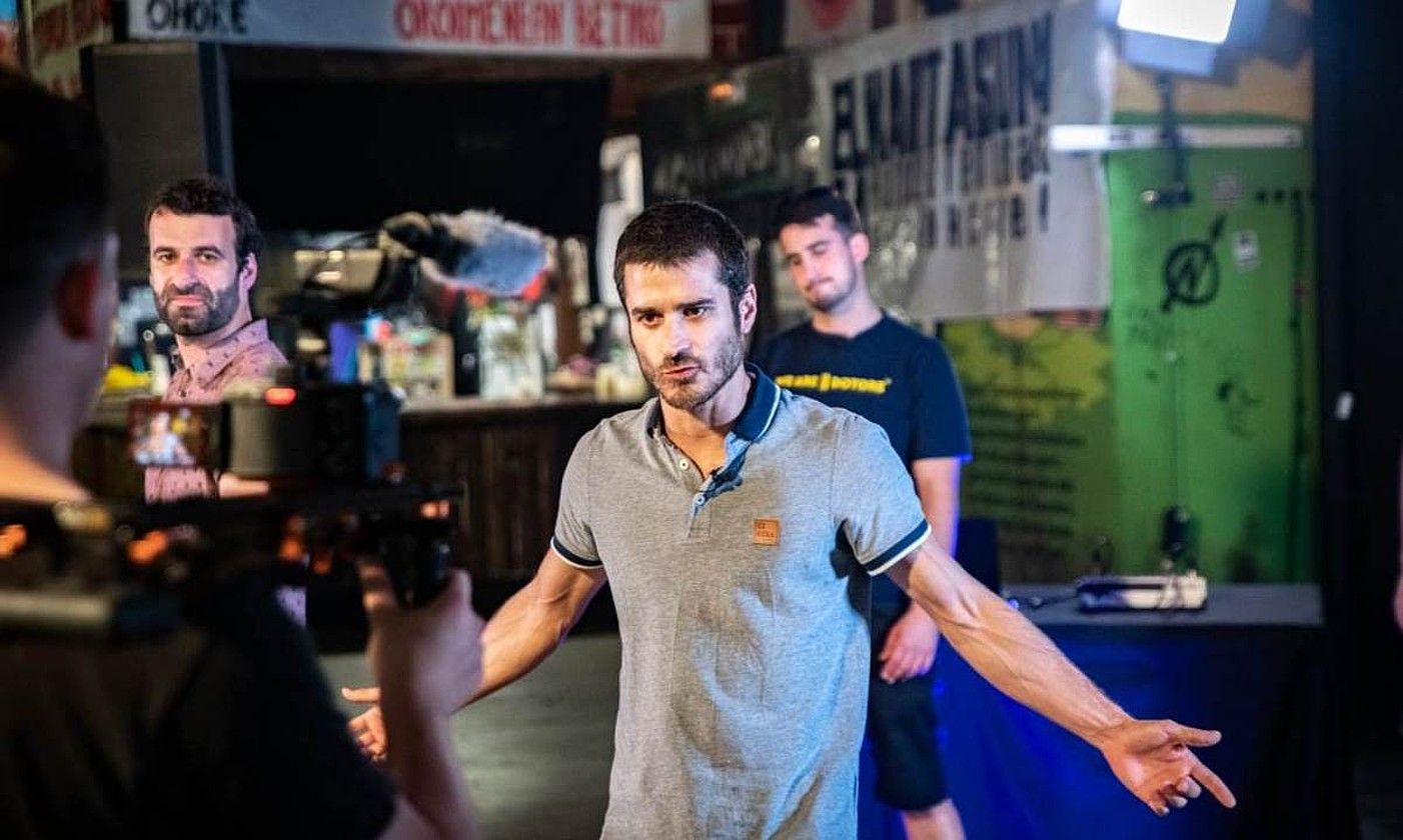 Odei Barroso rap kantaria Hesteka saioko lehen atalean, Azpeitiko gaztetxean. PIERRE BALACEY / KANALDUDE. Odei Barroso rap kantaria Hesteka saioko lehen atalean, Azpeitiko gaztetxean. PIERRE BALACEY / KANALDUDE.