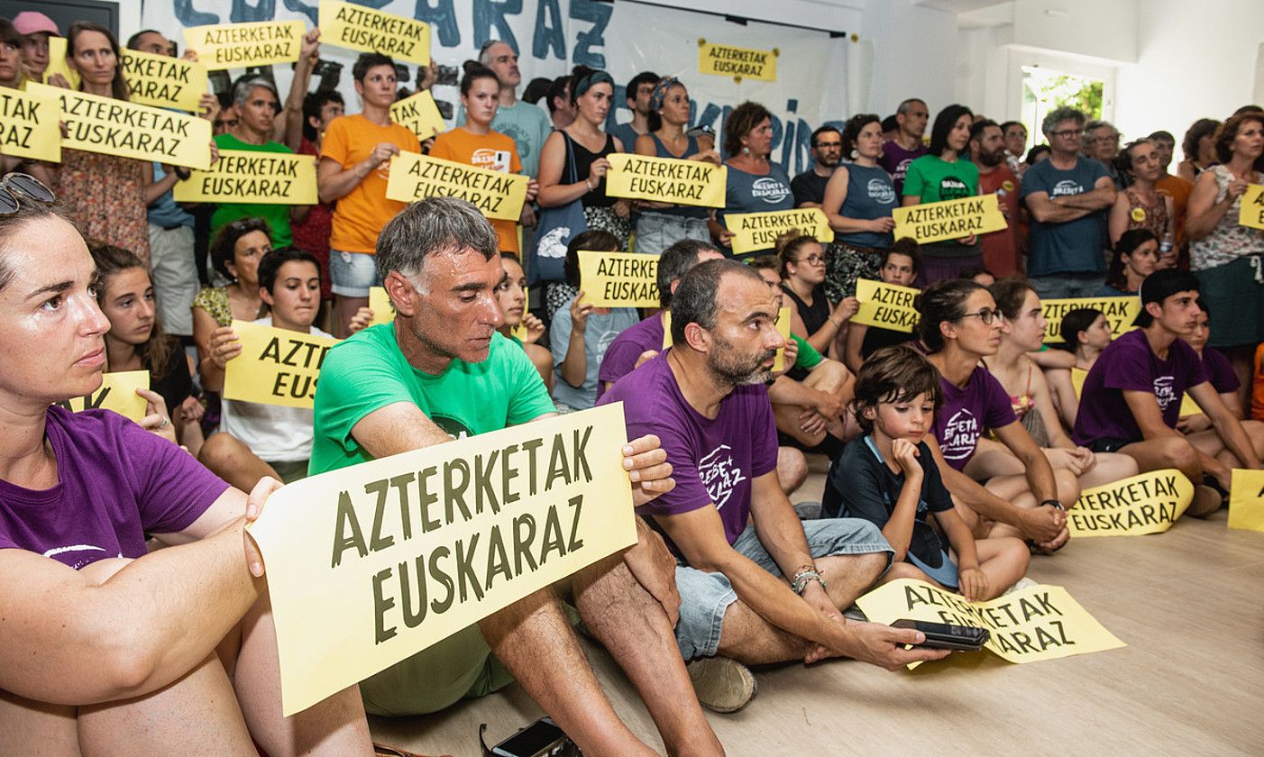 Seaskako gurasoak, ikasleak eta irakasleak, larunbatean, okupazioari bukaera emateko agerraldian. GUILLAUME FAUVEAU. Seaskako gurasoak, ikasleak eta irakasleak, larunbatean, okupazioari bukaera emateko agerraldian. GUILLAUME FAUVEAU.
