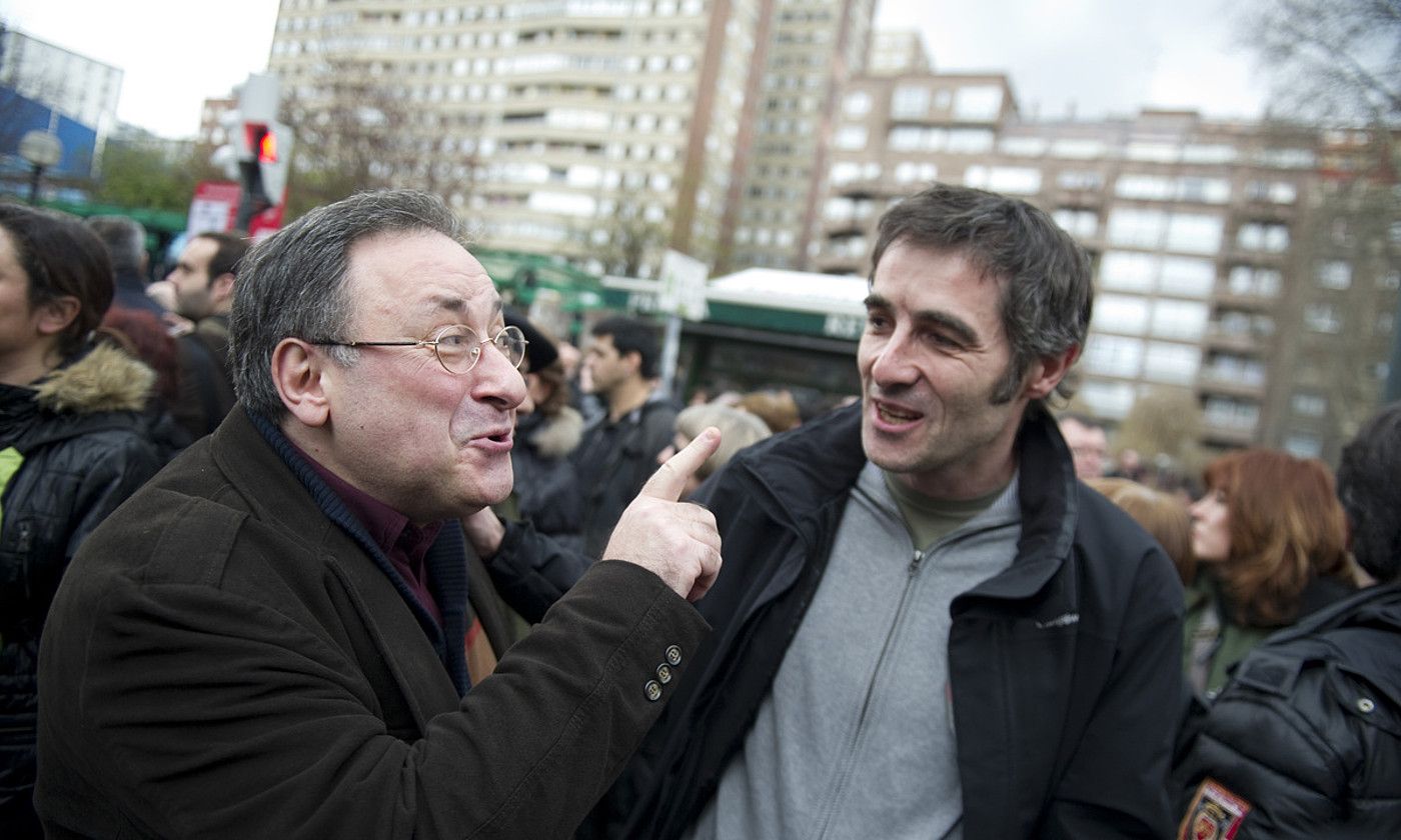 Jesus Mari Larrazabal, ezkerrean, Sorturen legalizazioaren aldeko manifestazioan (2011). GORKA RUBIO / FOKU.