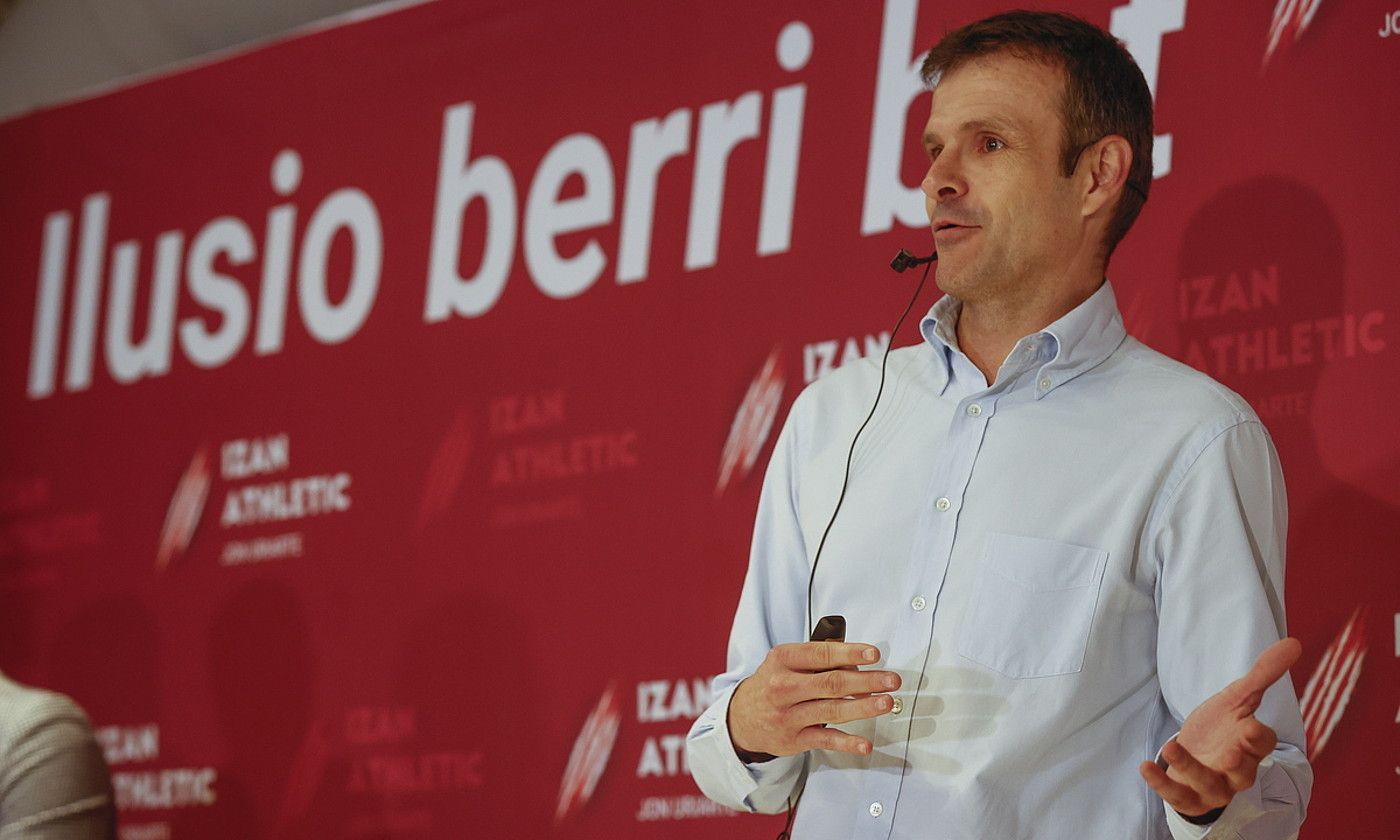 Jon Uriarte hautagaia bere kirol proiektua aurkezten, atzo. MIGUEL TOÑA / EFE. Jon Uriarte hautagaia bere kirol proiektua aurkezten, atzo. MIGUEL TOÑA / EFE.