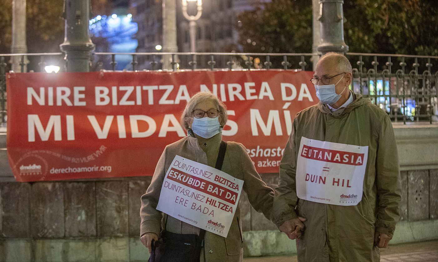 Eutanasia legeztatzearen aldeko elkarretaratze bat Donostian, artxiboko irudi batean. JUAN CARLOS RUIZ / FOKU.