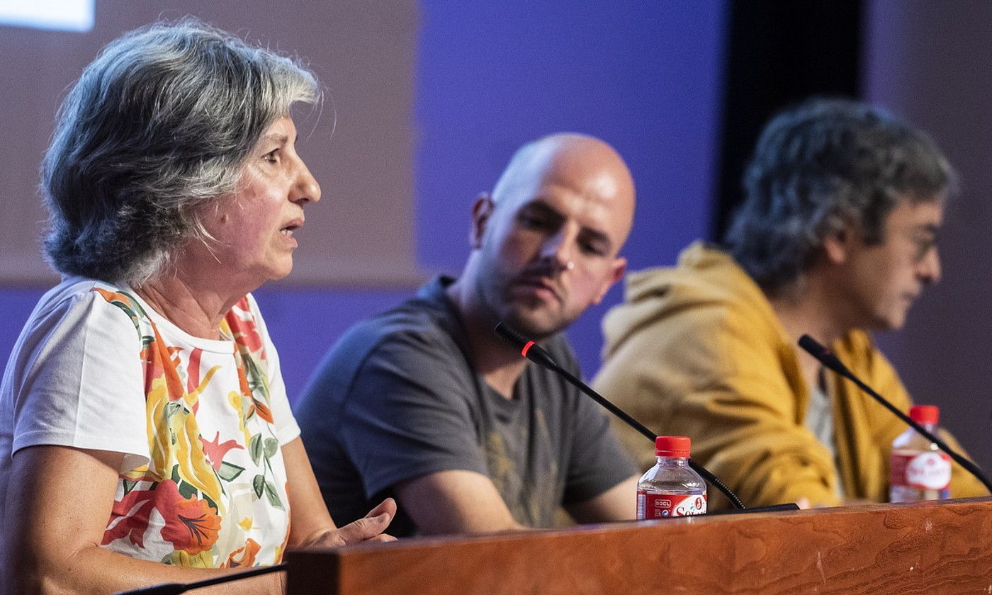 Ane Ortega, Julen Landa eta Iñaki Iurrebaso hizlariak, atzo, Euskal Soziolinguistika Jardunaldian, Bilboko Bizkaia aretoan.. MARISOL RAMIREZ / FOKU.