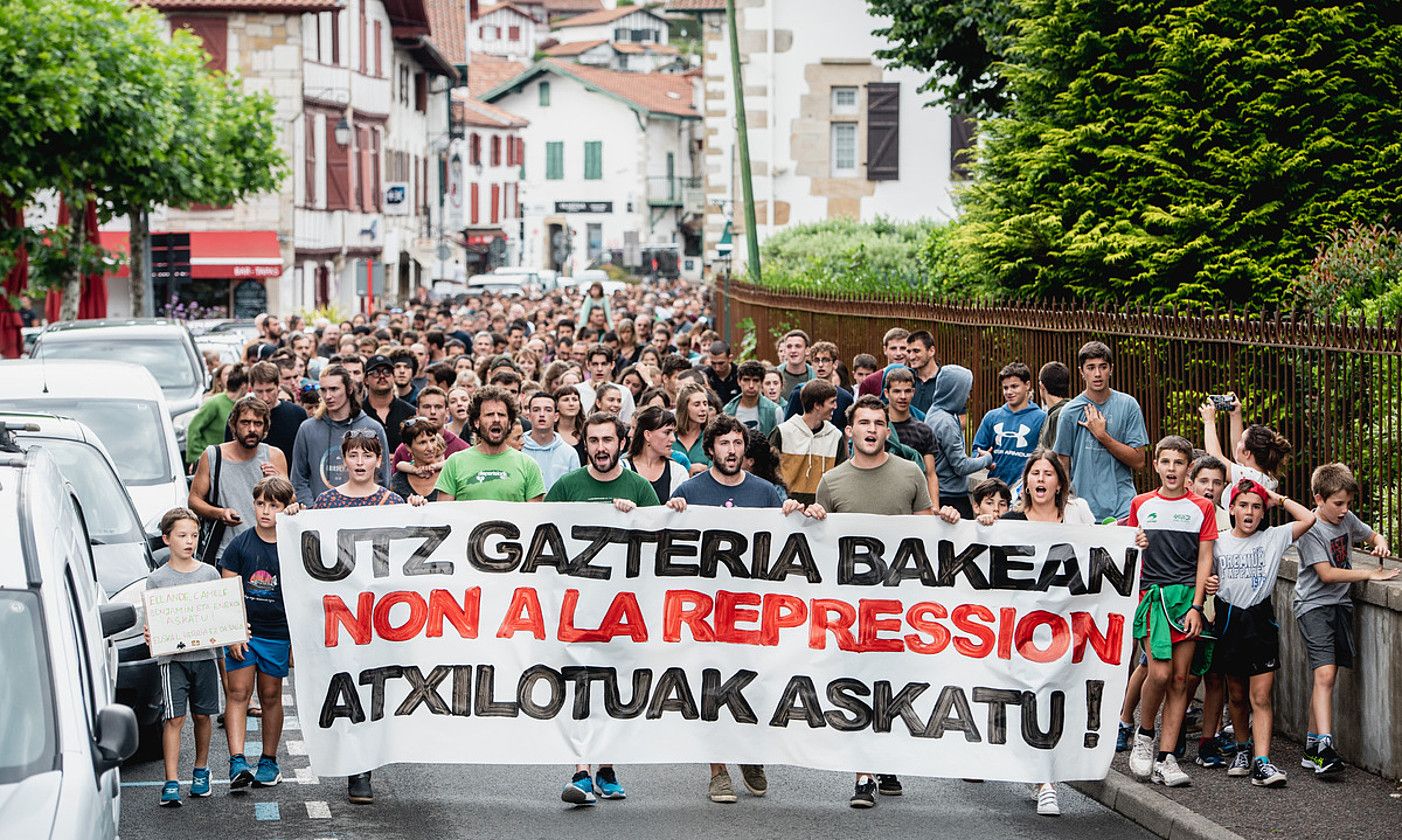 Protesta egin zuten atzo, Senperen. GUILLAUME FAUVEAU.