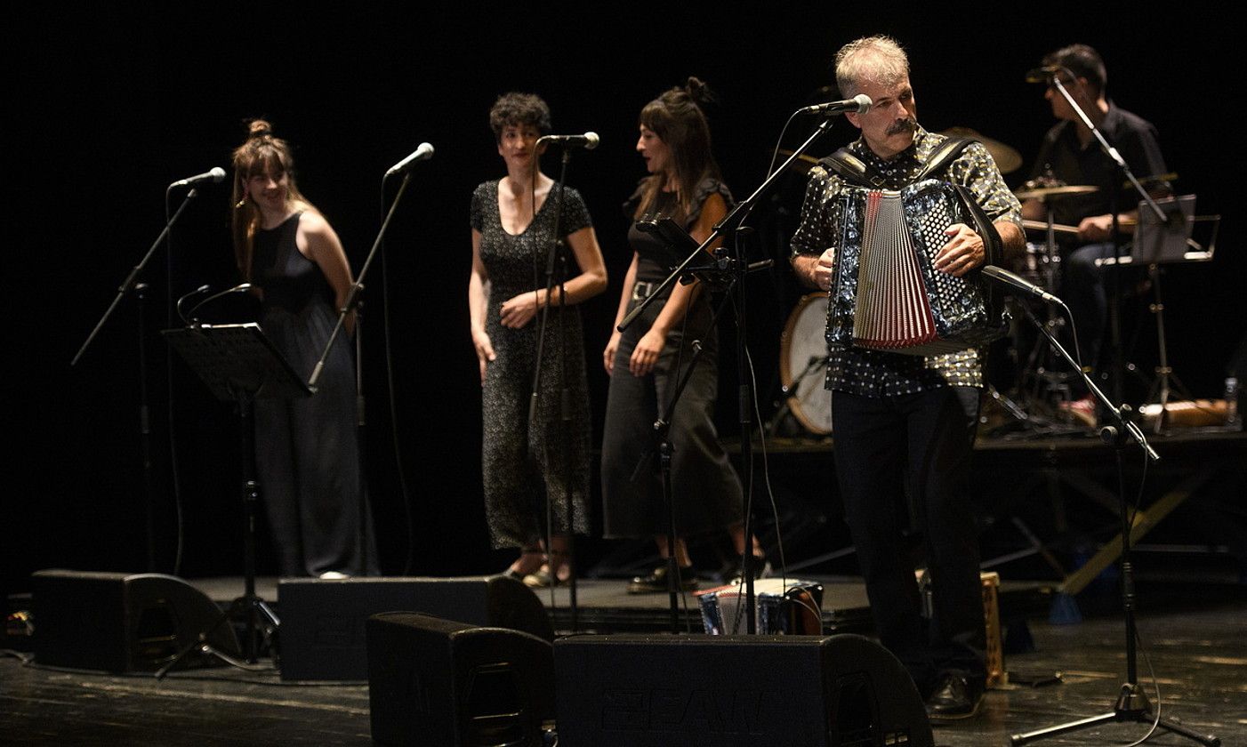 Joseba Tapia, soinu handiarekin; atzean, Olaia Inziarte, Nerea Erbiti eta Kristina Aranzabe abeslariak eta Iker Uriarte bateria jotzailea, ezker-eskuin. GORKA RUBIO / FOKU.