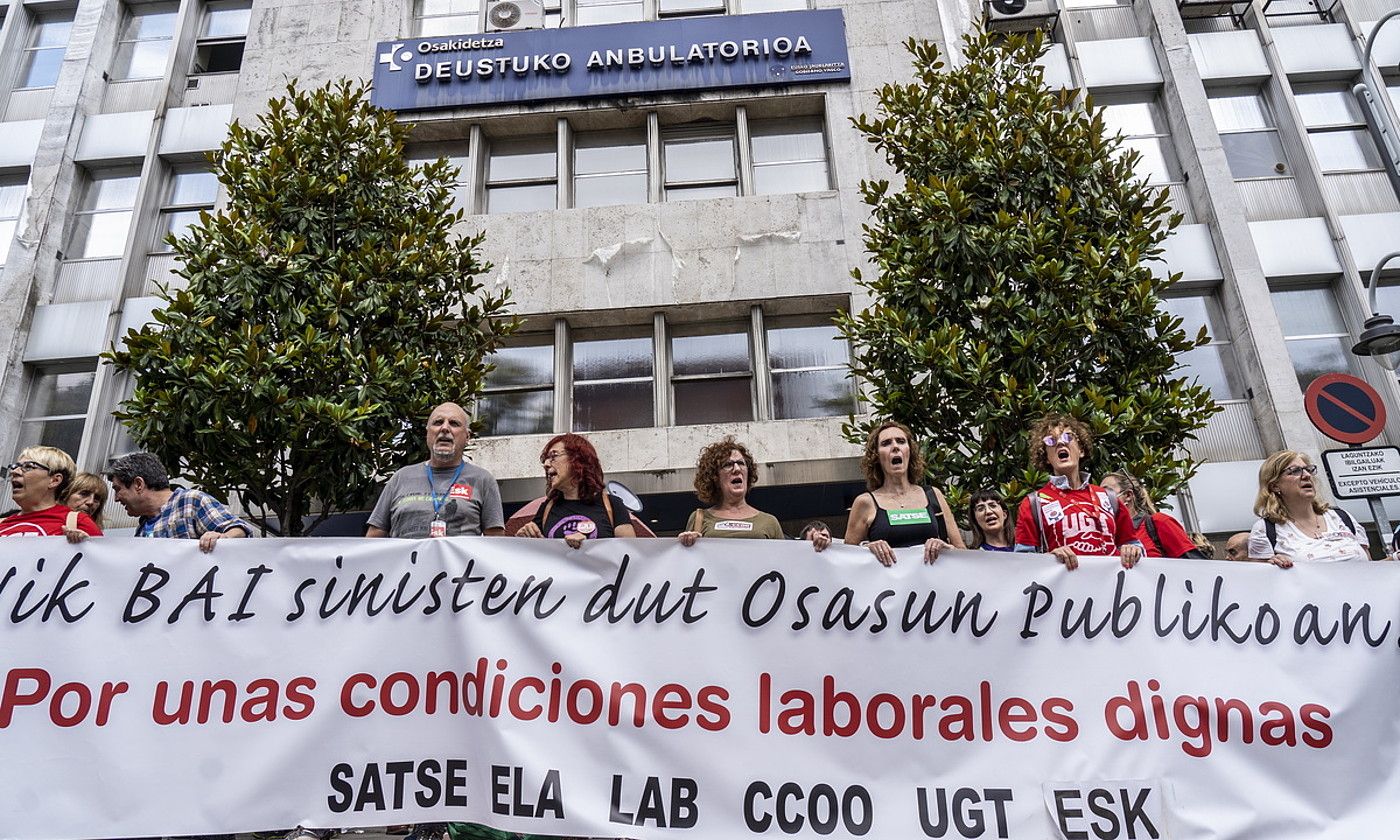 Elkarretaratzeak eta itxialdiak egin zituzten atzo, Gasteizen, Bilbon eta Donostian. MARISOL RAMIREZ / FOKU. Elkarretaratzeak eta itxialdiak egin zituzten atzo, Gasteizen, Bilbon eta Donostian. MARISOL RAMIREZ / FOKU.