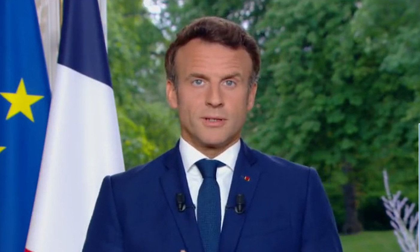 Emmanuel Macron, atzo, herritarrei egindako hitzaldian. BERRIA. Emmanuel Macron, atzo, herritarrei egindako hitzaldian. BERRIA.