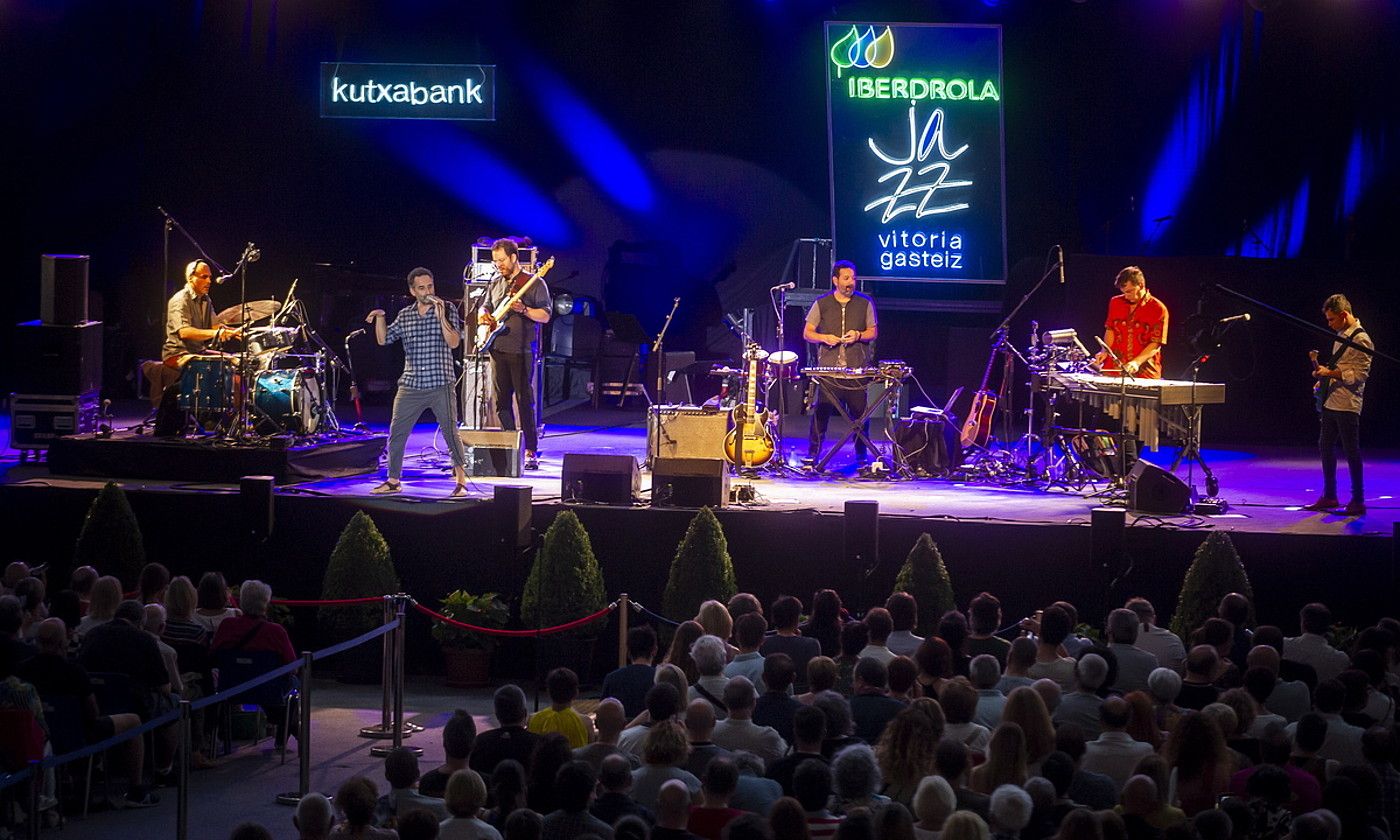 Mendizorrotzako kiroldegia da jaialdiaren agertoki nagusia. Irudian, Jorge Drexlerren kontzertua, 2019an. JAIZKI FONTANEDA / FOKU.