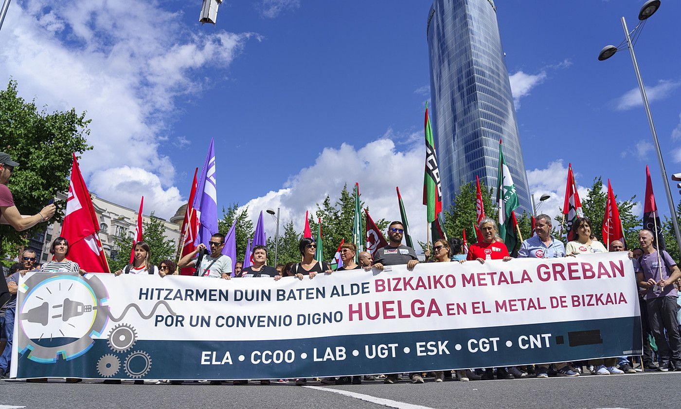 Atzo goizean egin zuten manifestazioa Euskadi plazatik Arriaga plazaraino. ARITZ LOIOLA / FOKU.
