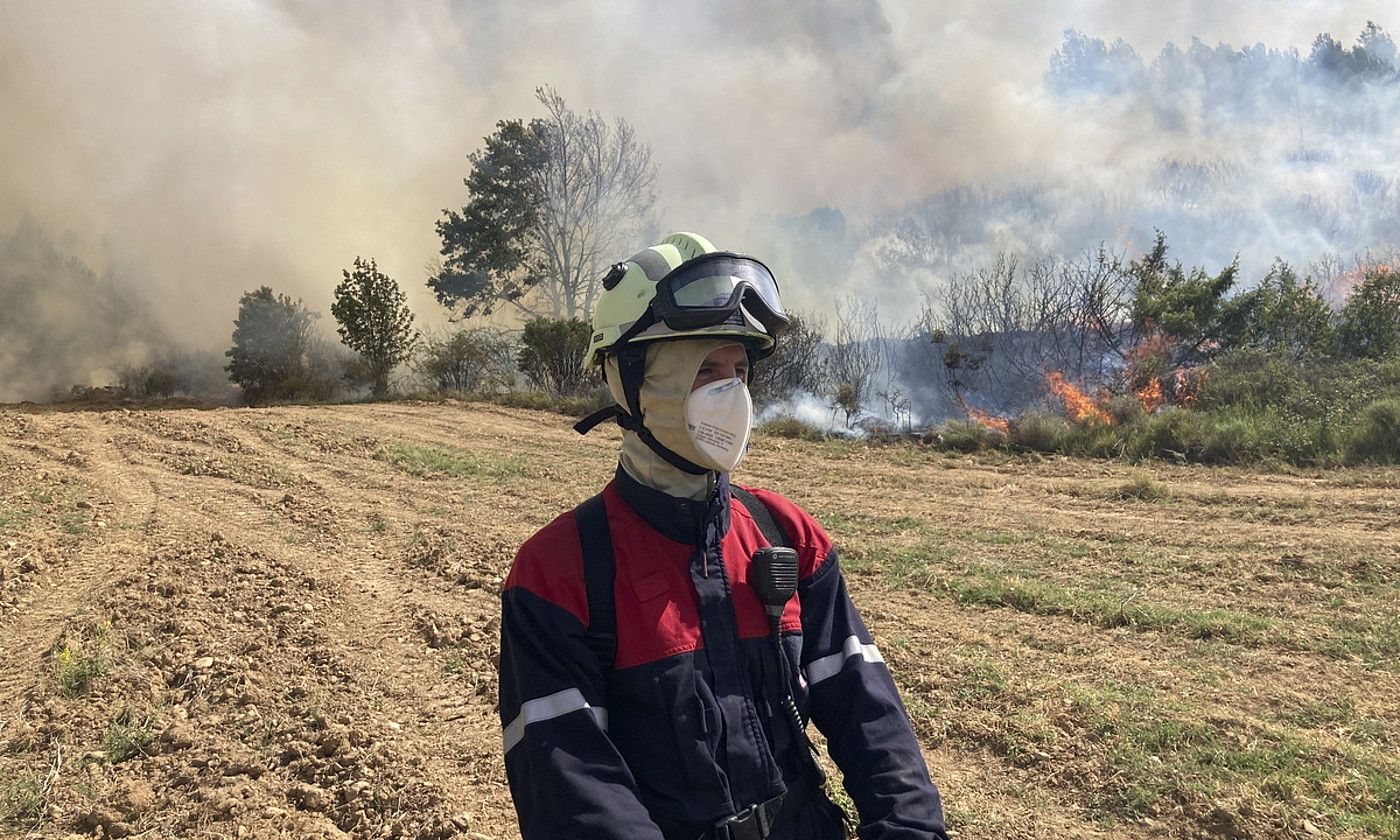Larrialdietako langile bat, Uxue inguruko sute batean. ANDONI LUBAKI / FOKU.