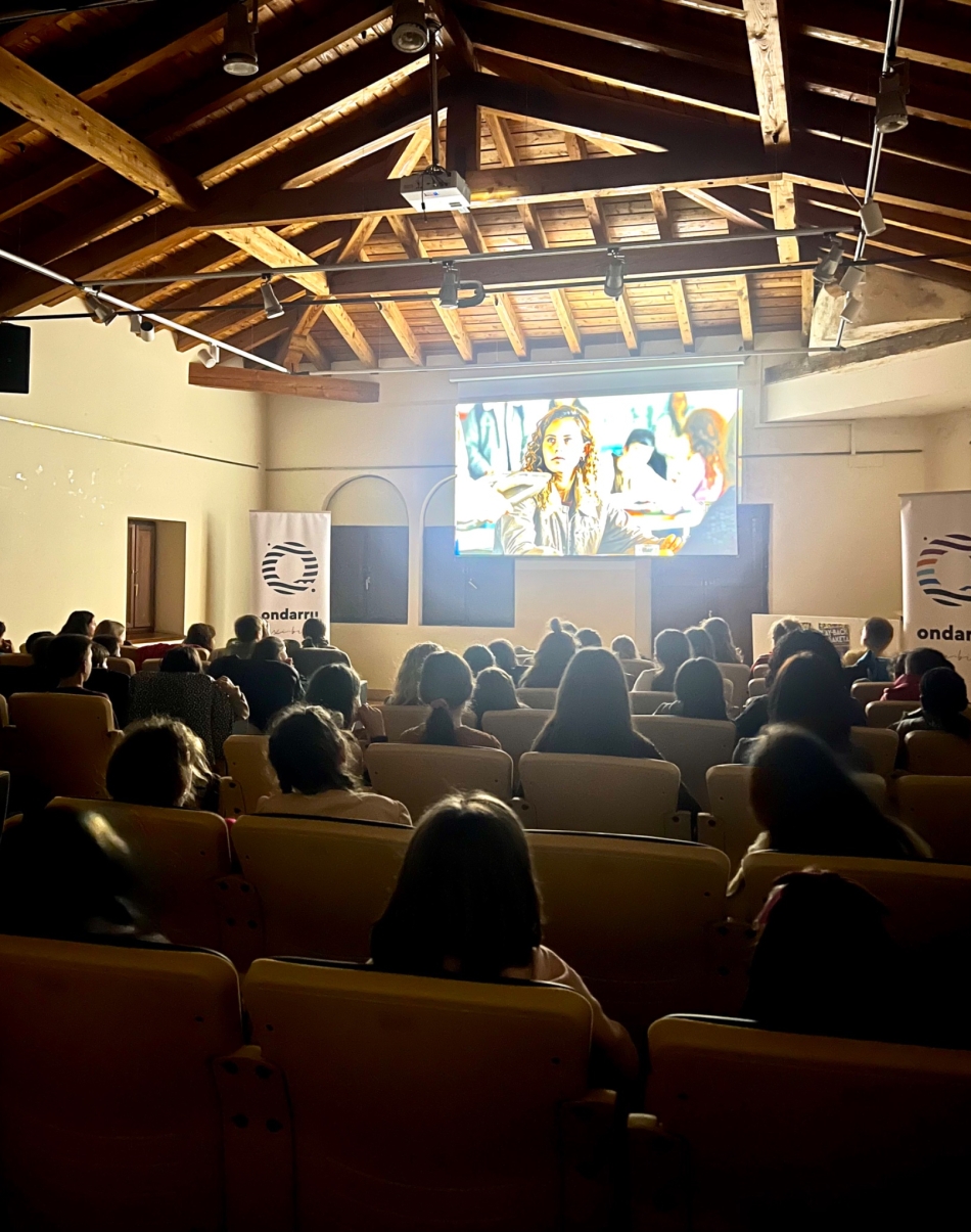 'Irabazi arte' telesailaren proiekzioa Ondarroan. 'Irabazi arte' telesailaren proiekzioa Ondarroan.