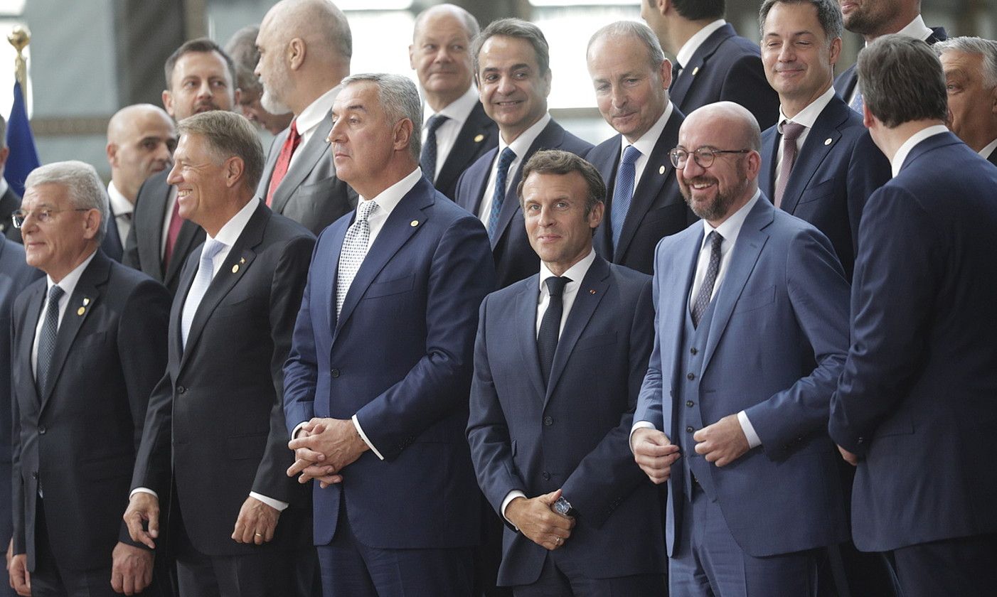 Europar Kontseiluko presidente Charles Michel —eskuinetik hasita, bigarrena— eta Europako Batasuneko liderrak, atzo, Bruselan. OLIVIER HOSLET / EFE.