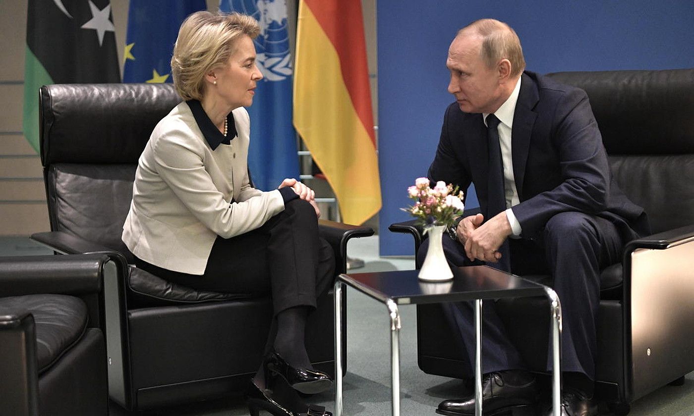 Ursula von der Leyen Europako Batzordeko presidentea eta Vladimir Putin Errusiakoa, duela bi urte, Berlinen. ALEXEI NIKOLSKY / EFE. Ursula von der Leyen Europako Batzordeko presidentea eta Vladimir Putin Errusiakoa, duela bi urte, Berlinen. ALEXEI NIKOLSKY / EFE.
