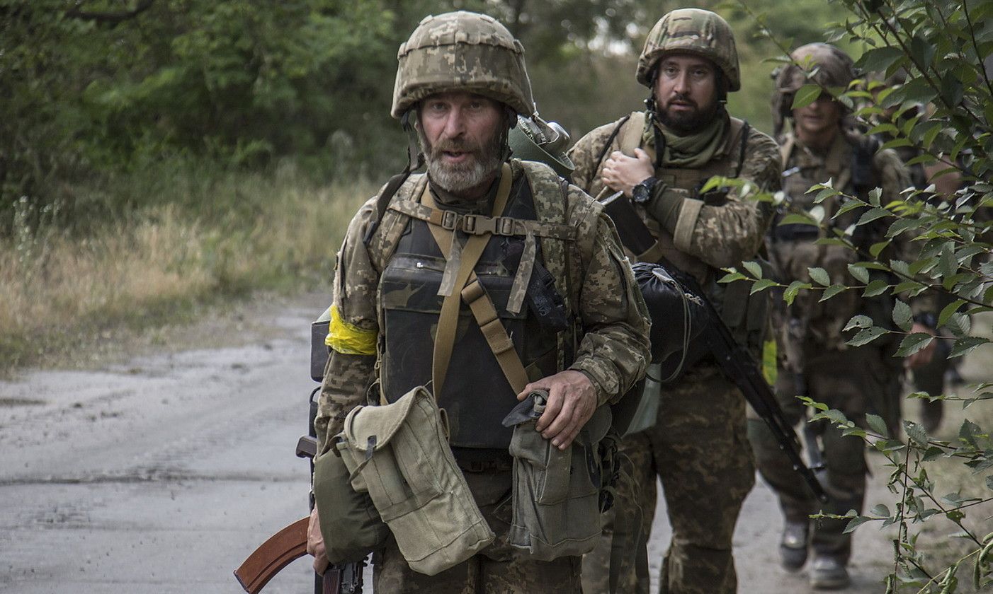 Ukrainako soldaduak, Sievierodonetsk hiritik gertu. OLEKSANDR RATUSHNIAK / EFE. Ukrainako soldaduak, Sievierodonetsk hiritik gertu. OLEKSANDR RATUSHNIAK / EFE.