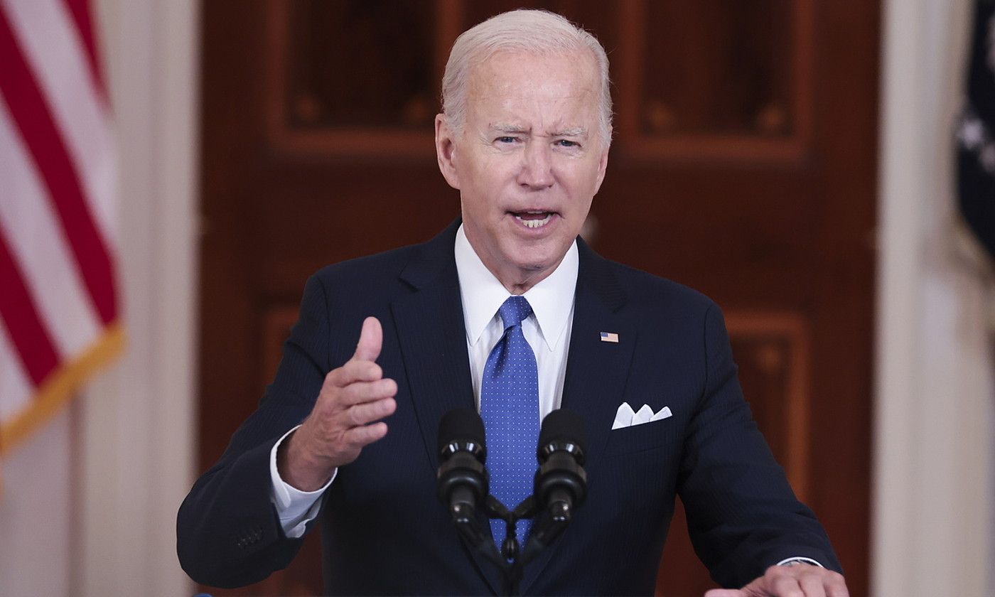 Joe Biden AEBetako presidentea, atzo, Etxe Zurian, hedabideen aurreko agerraldian. OLIVIER CONTRERAS / EFE. Joe Biden AEBetako presidentea, atzo, Etxe Zurian, hedabideen aurreko agerraldian. OLIVIER CONTRERAS / EFE.