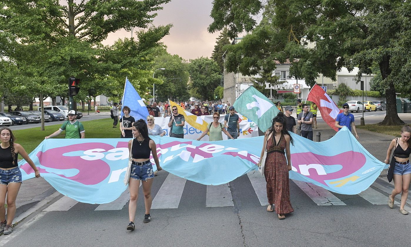 Sareren manifestazioa Iruñean, joan den larunbatean, presoen etxeratzea eskatzeko. IDOIA ZABALETA / FOKU.
