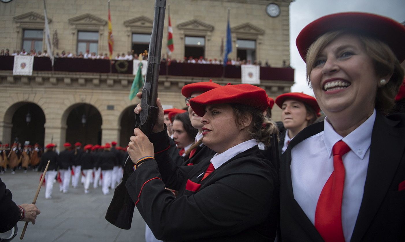 Alarde parekidea udaletxe parean, artxiboko irudi batean. JON URBE / FOKU.