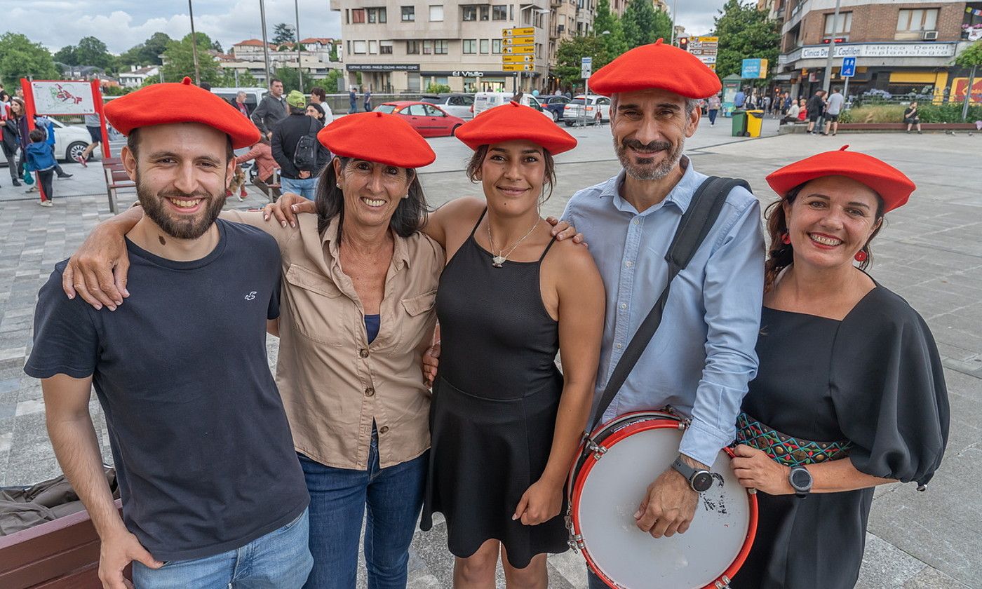 Ibai Segurola kapitaina, Inma Landa jeneral ohia, Tina Gasmi kantinera, Patxi Perez alardeko juntako kidea eta Maite Bergara jenerala, lehengo astean, Irunen. ANDONI CANELLADA / FOKU.