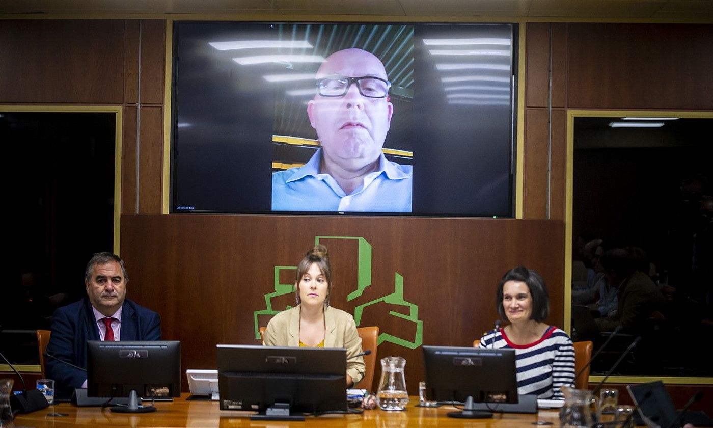 Gonzalo Boye pantailan eta Oihana Goiriena eskuinean. JAIZKI FONTANEDA / FOKU.