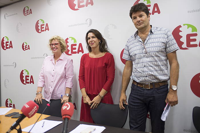 Miren Aranoa EAko Nafarroako koordinatzailea, Iratxe Lopez de Aberasturi Arabakoa eta Mikel Goenaga Gipuzkoakoa, gaur, Donostian, EAren egoitzan. JUAN CARLOS RUIZ, FOKU
