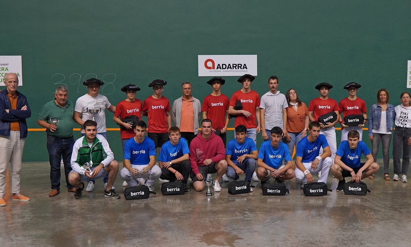 Berria Txapelketako finalistak, antolatzaileak eta ordezkariak, joan den igandean, Hernanin. GOTZON ARANBURU / FOKU. Berria Txapelketako finalistak, antolatzaileak eta ordezkariak, joan den igandean, Hernanin. GOTZON ARANBURU / FOKU.