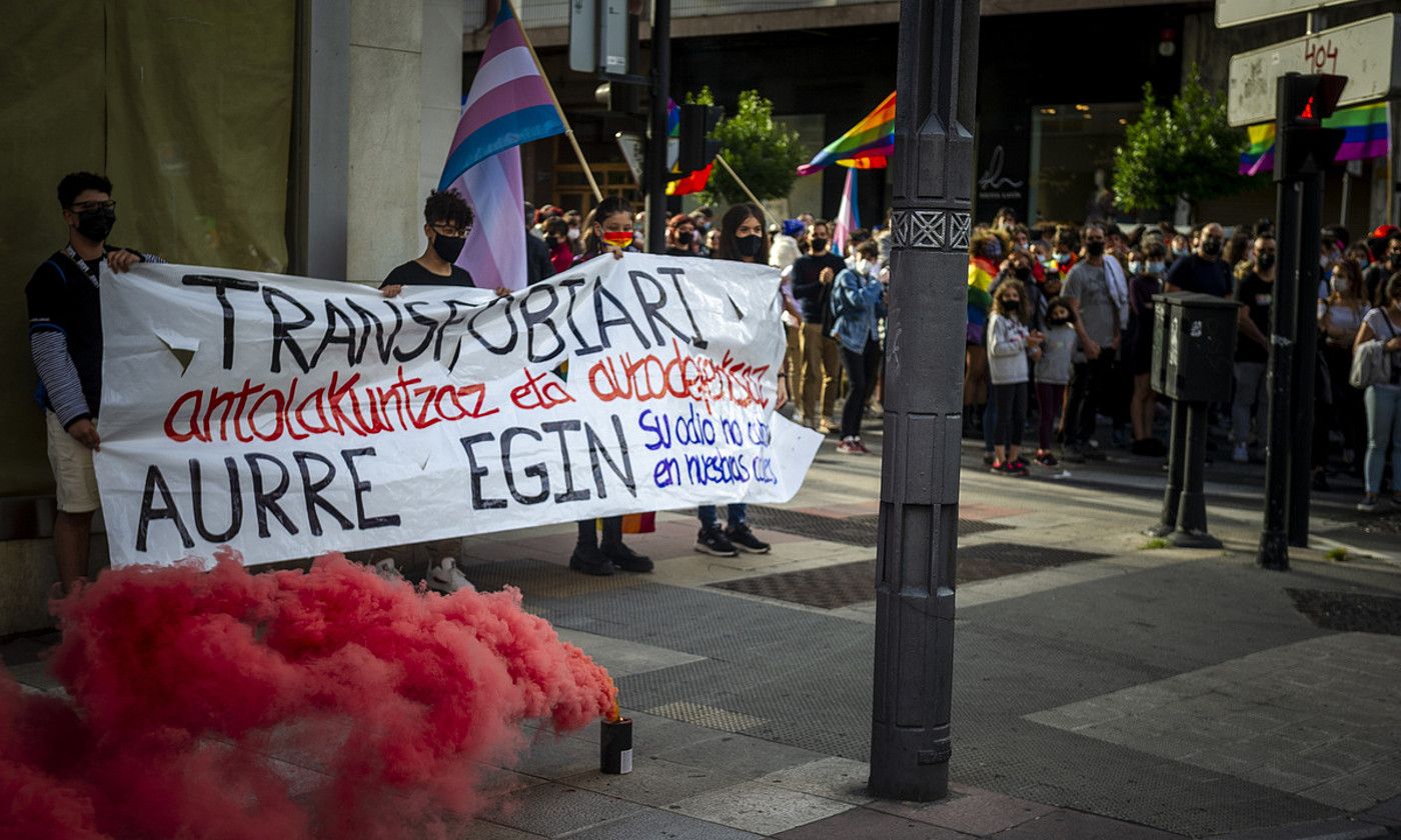 Transfobiaren aurkako protesta, LGTBI Komunitatearen Eguneko manifestazioan, Gasteizen. JAIZKI FONTANEDA / FOKU.
