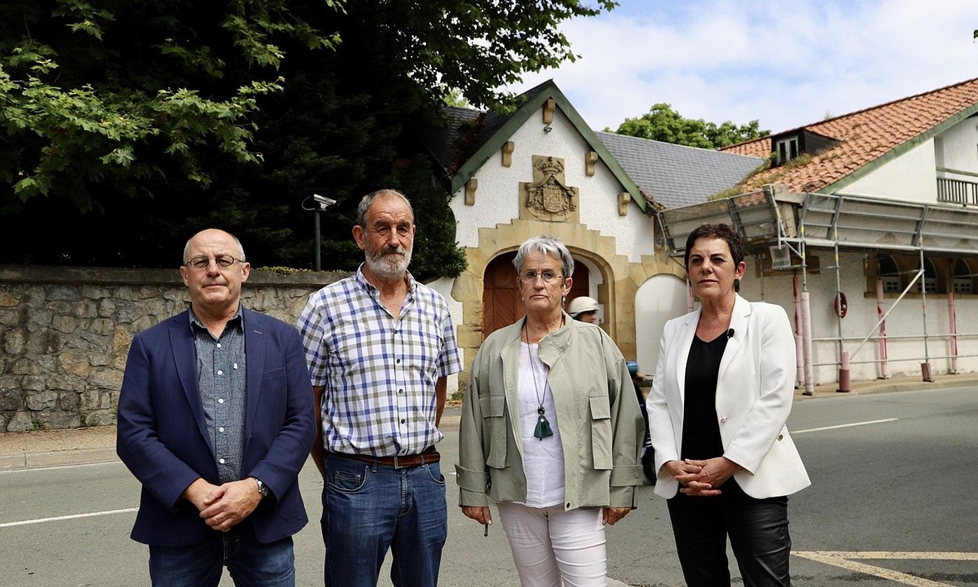 Mertxe Aizpurua, Joxi Lasaren anai-arrebekin batera, La Cumbre parean. BERRIA.