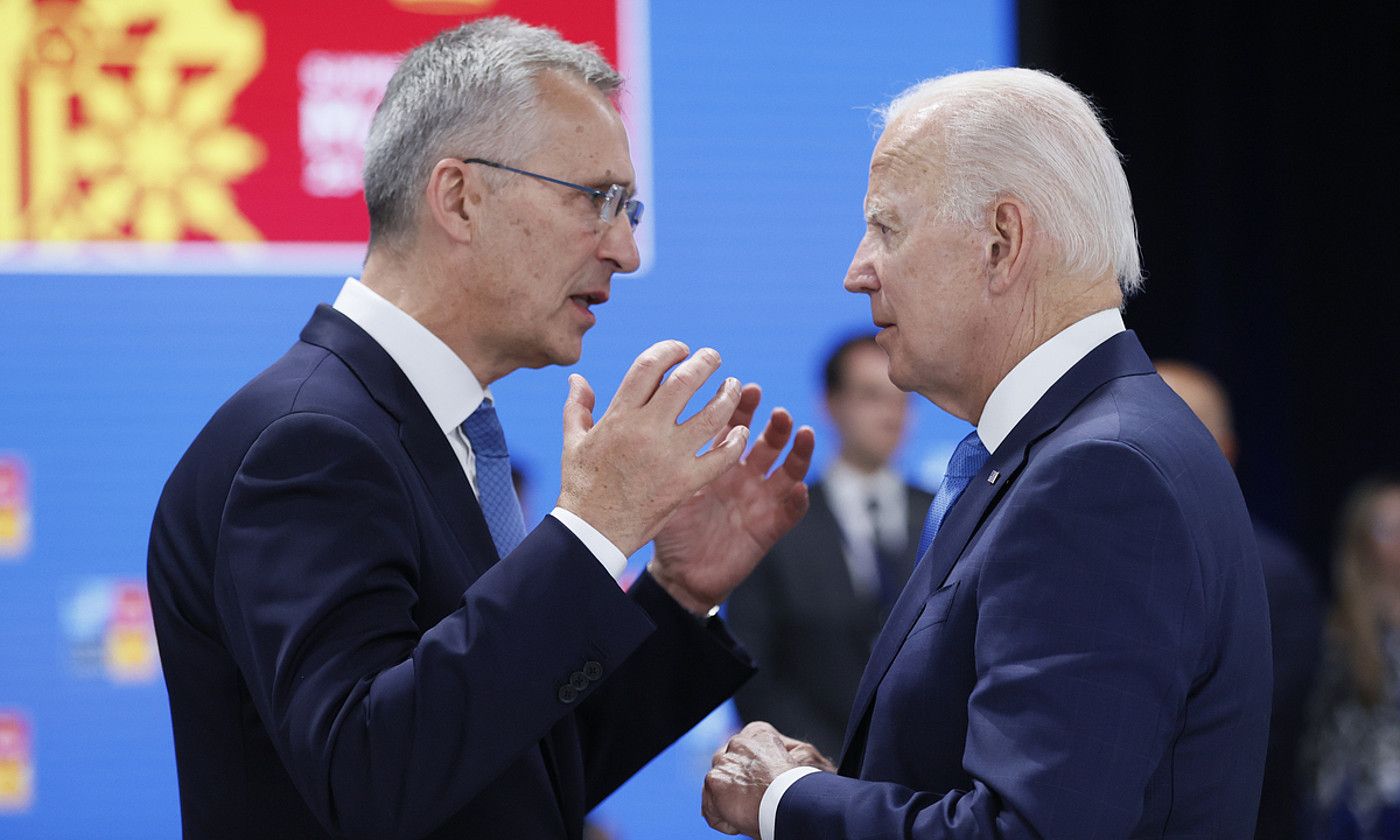 Jens Stoltenberg NATOko idazkari nagusia eta Joe Biden AEBetako Gobernuko presidentea elkarrekin hizketan, atzo, Madrilen. LAVANDEIRA JR / EFE.