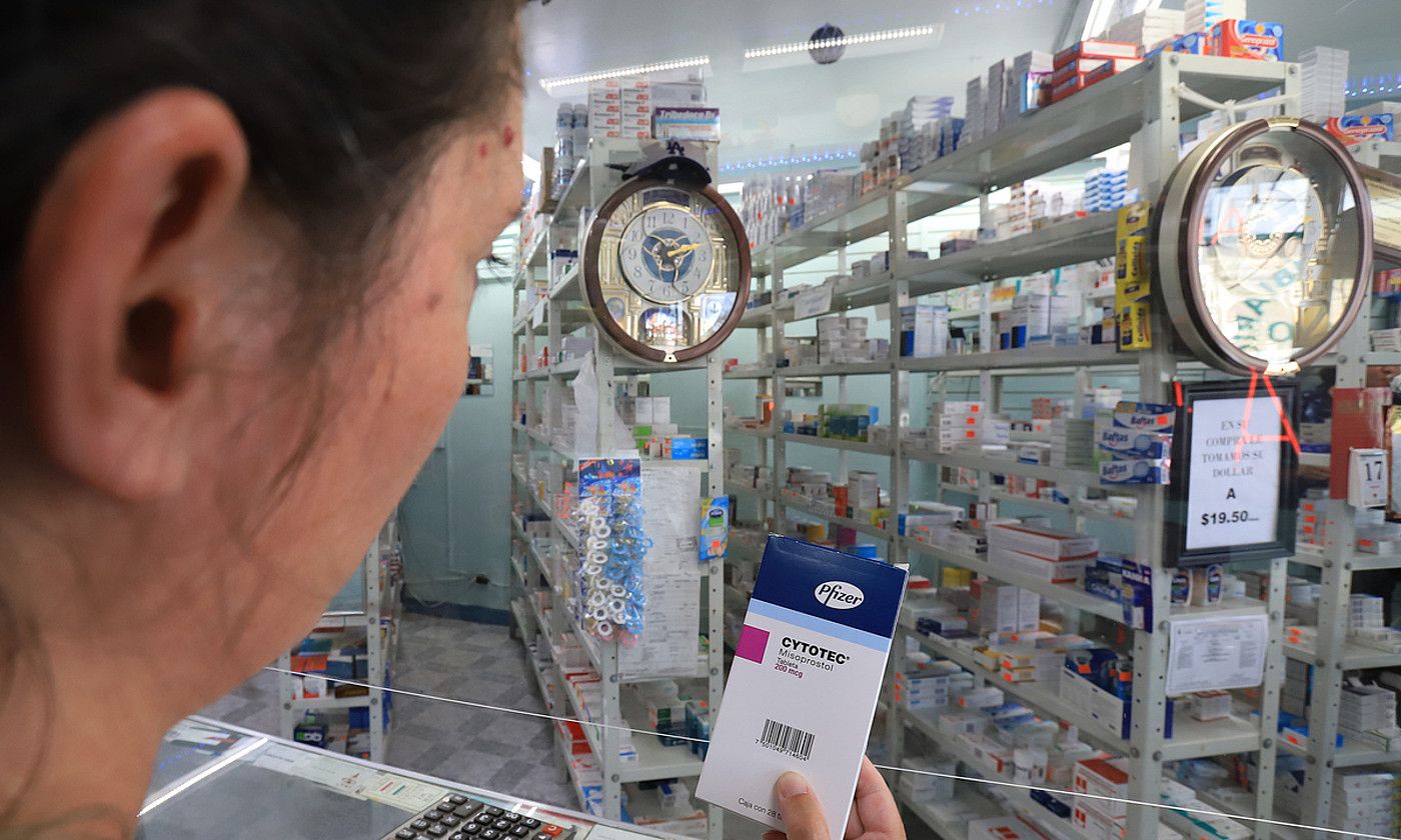 Emakumezko bat Misoprostol botikaren kaxa batekin, Ciudad Juarezko (Mexiko) farmazia batean. LUIS TORRES / EFE. Emakumezko bat Misoprostol botikaren kaxa batekin, Ciudad Juarezko (Mexiko) farmazia batean. LUIS TORRES / EFE.