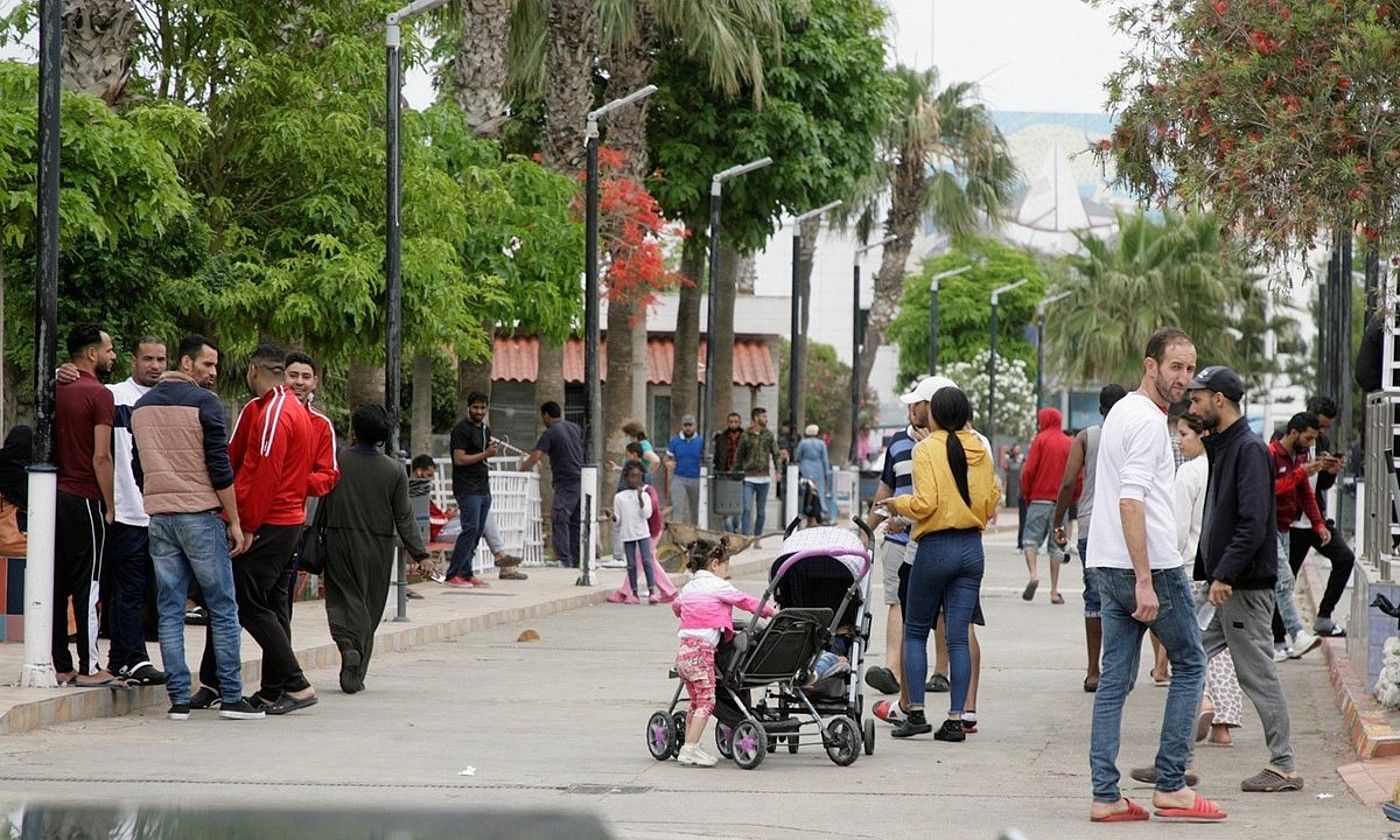 Migratzaile talde bat, Melillako kaleetan. F.G.GUERRERO / EFE. Migratzaile talde bat, Melillako kaleetan. F.G.GUERRERO / EFE.