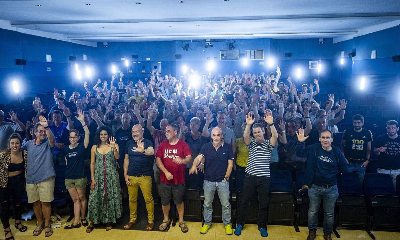 Gure Esku-k batzarra egin zuen Eibarren ekainaren 15ean, eta bertan banatu zituzten gaur piztuko dituzten argiak. JAIZKI FONTANEDA / FOKU. Gure Esku-k batzarra egin zuen Eibarren ekainaren 15ean, eta bertan banatu zituzten gaur piztuko dituzten argiak. JAIZKI FONTANEDA / FOKU.