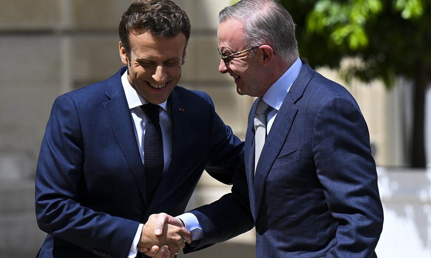 Emmanuel Macron Frantziako presidentea eta Anthony Albanese Australiako lehen ministroa, atzo, Parisen. L. COCH / EFE.