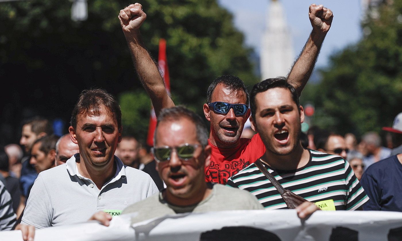 Bizkaiko metalgintzako grebalariek atzo Bilbon eginiko manifestazioko lau partaide. MIGUEL TOÑA / EFE.