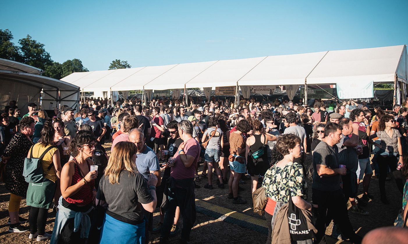 Laguntzaile oso gazteek hartu dute antolaketa, eta rock zale esperientziadunek, berriz, festibala: Delirium Tremens eta Sepultura zale amorratuek. GUILLAUME FAUVEAU.