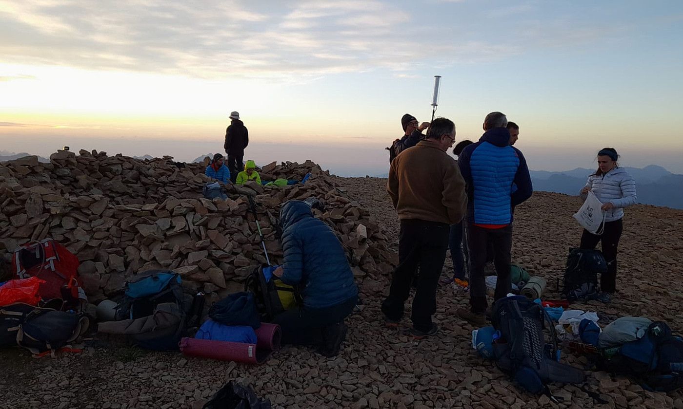 Manddalerako bidean bat egin zuten 200 lagun inguruk. MENDIGAÑA GOROSTIAGA.