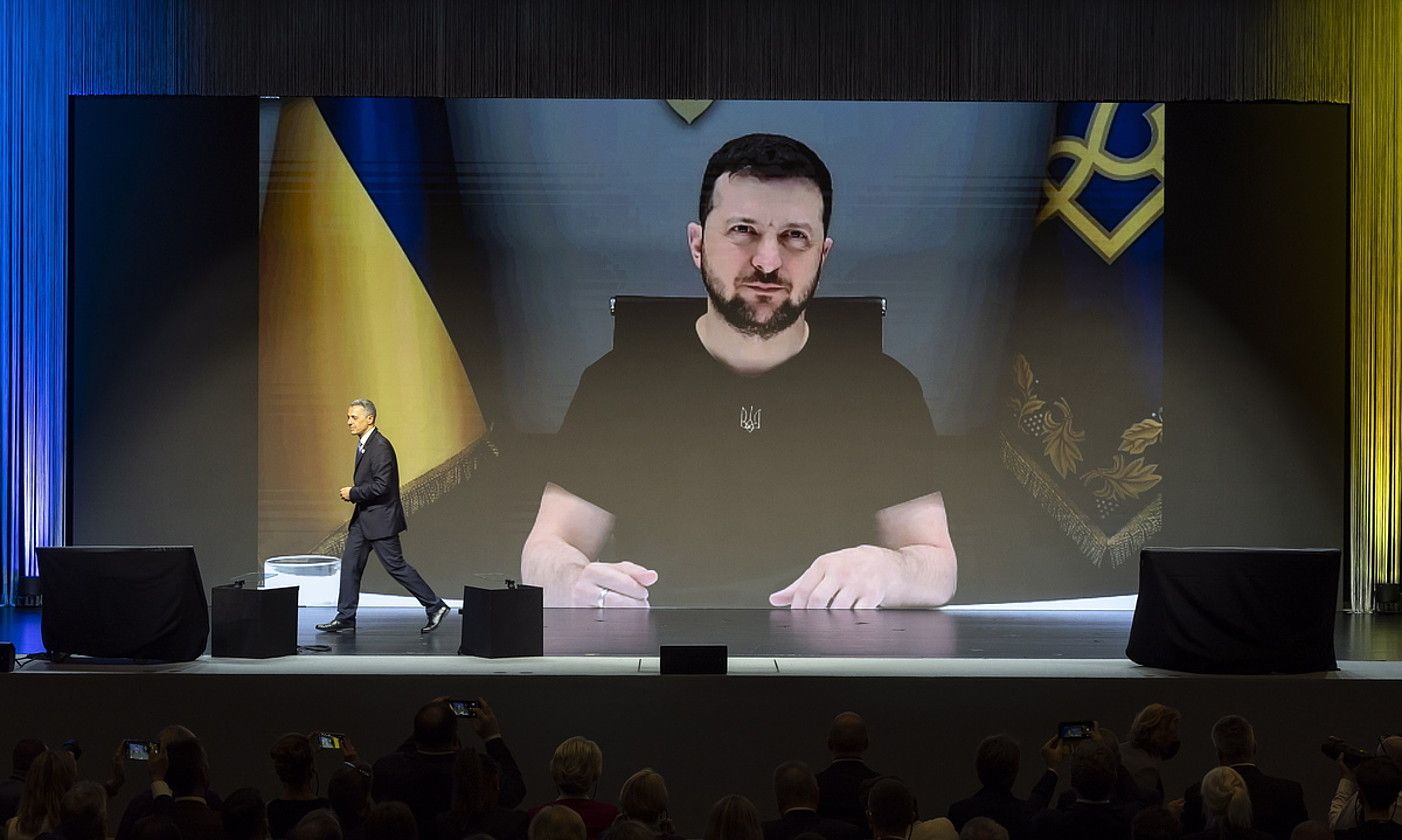 Volodimir Zelenski Ukrainako presidentea, atzo, Suitzan abiatu zuten diru emaileen konferentzia batean hitz egin aurretik. MICHAEL BUHOLZER / EFE.