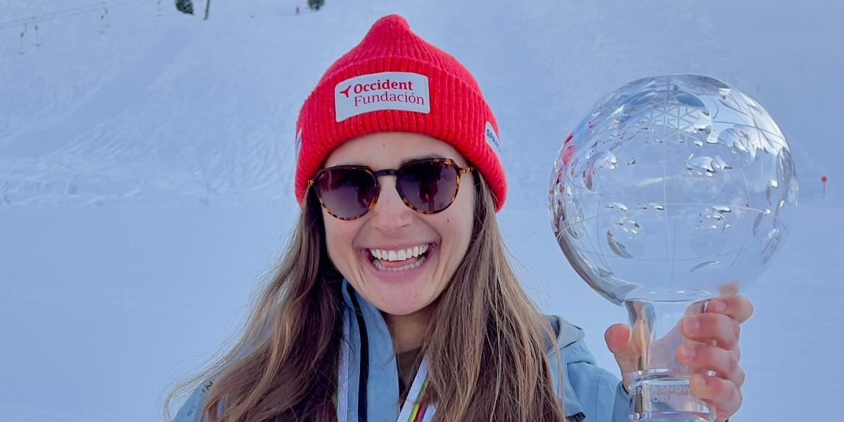 Irati Idiakez snowboarder getariarra, kristalezko globoa eskuetan duela. BERRIA