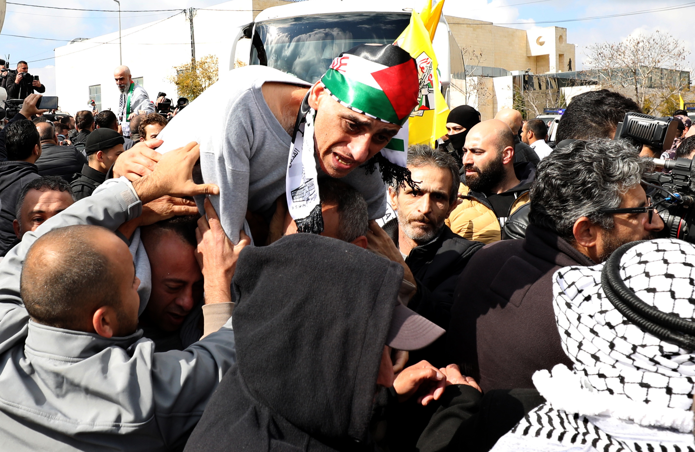 Otsail hasierako trukean aske geratutako preso palestinar bat, Ramallahra iritsi berri. ALAA BADARNEH / EFE