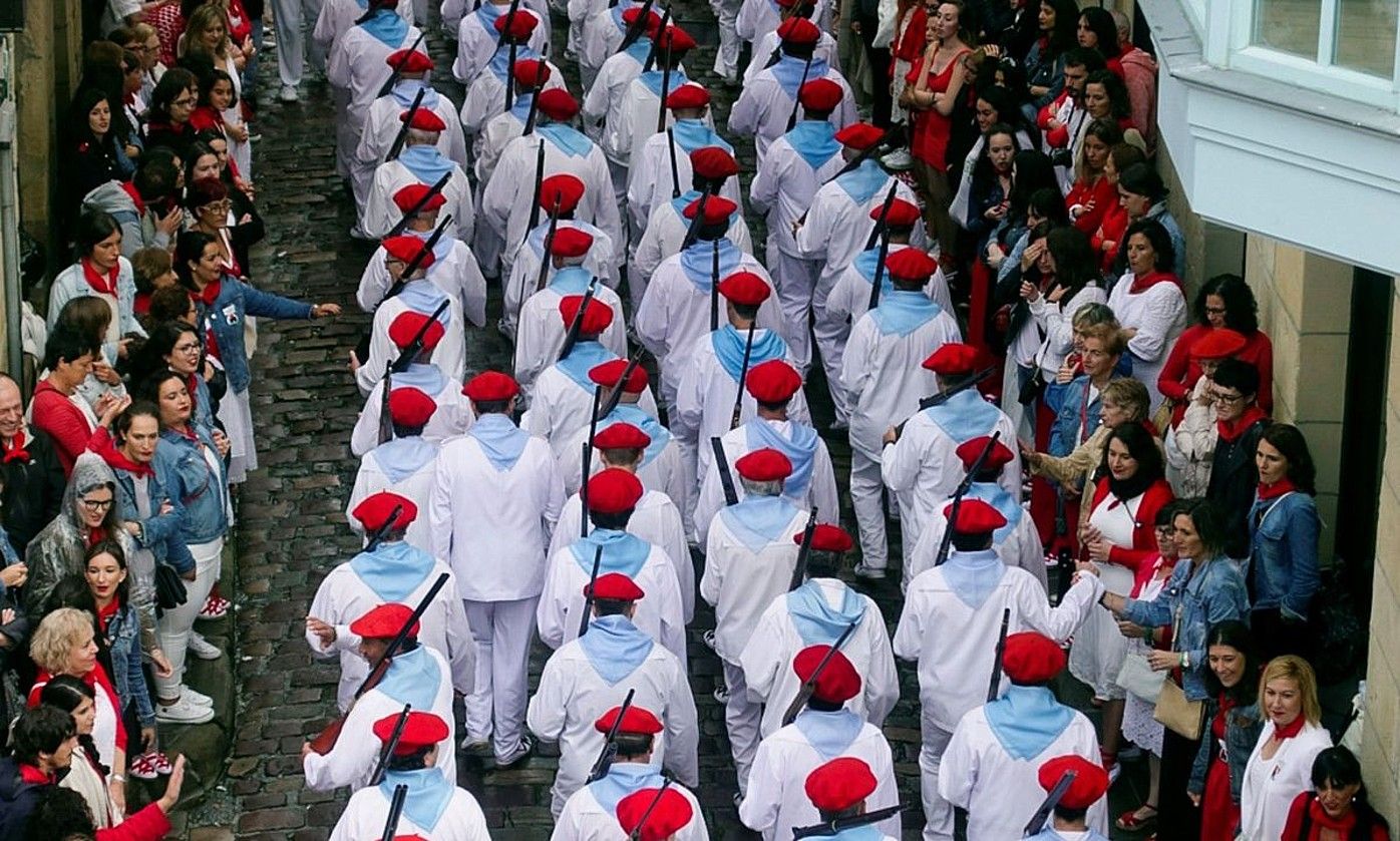 Hondarribiko alardeko konpainia baztertzaileetako bat, 2019an. J. HERRERO / EFE.