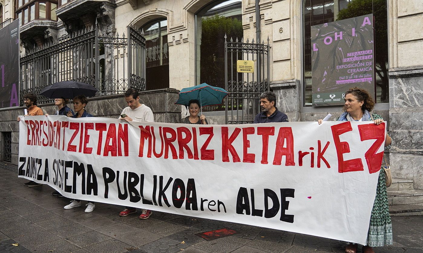 Aldundiko langileek protesta egin zuten atzo batzar nagusien aurrean, Murilloren agerraldia baliatuta. M. DEL VALLE / FOKU.