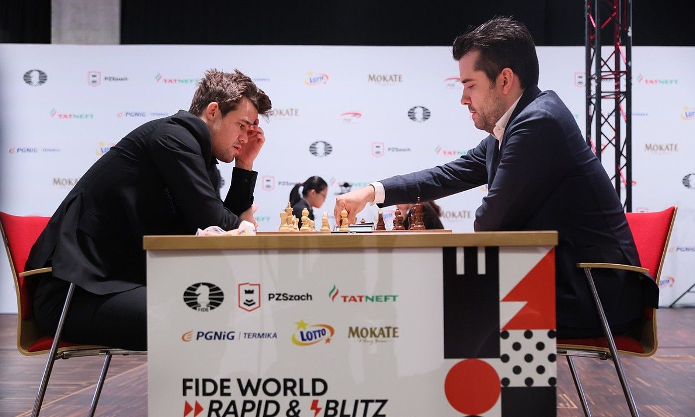 Magnus Carlsen eta Ian Nepomniaxtxi aurrez aurre abenduan jokatutako finalean. LESZEK SZIMANSKI / EFE.