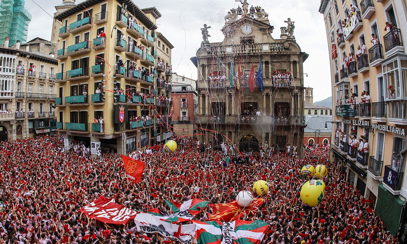 Jendetza. Udaletxe plaza jendez beteta zegoen 12:00ak baino ordubete lehenagotik, aspaldiko partez. RODRIGO JIMENEZ / EFE.