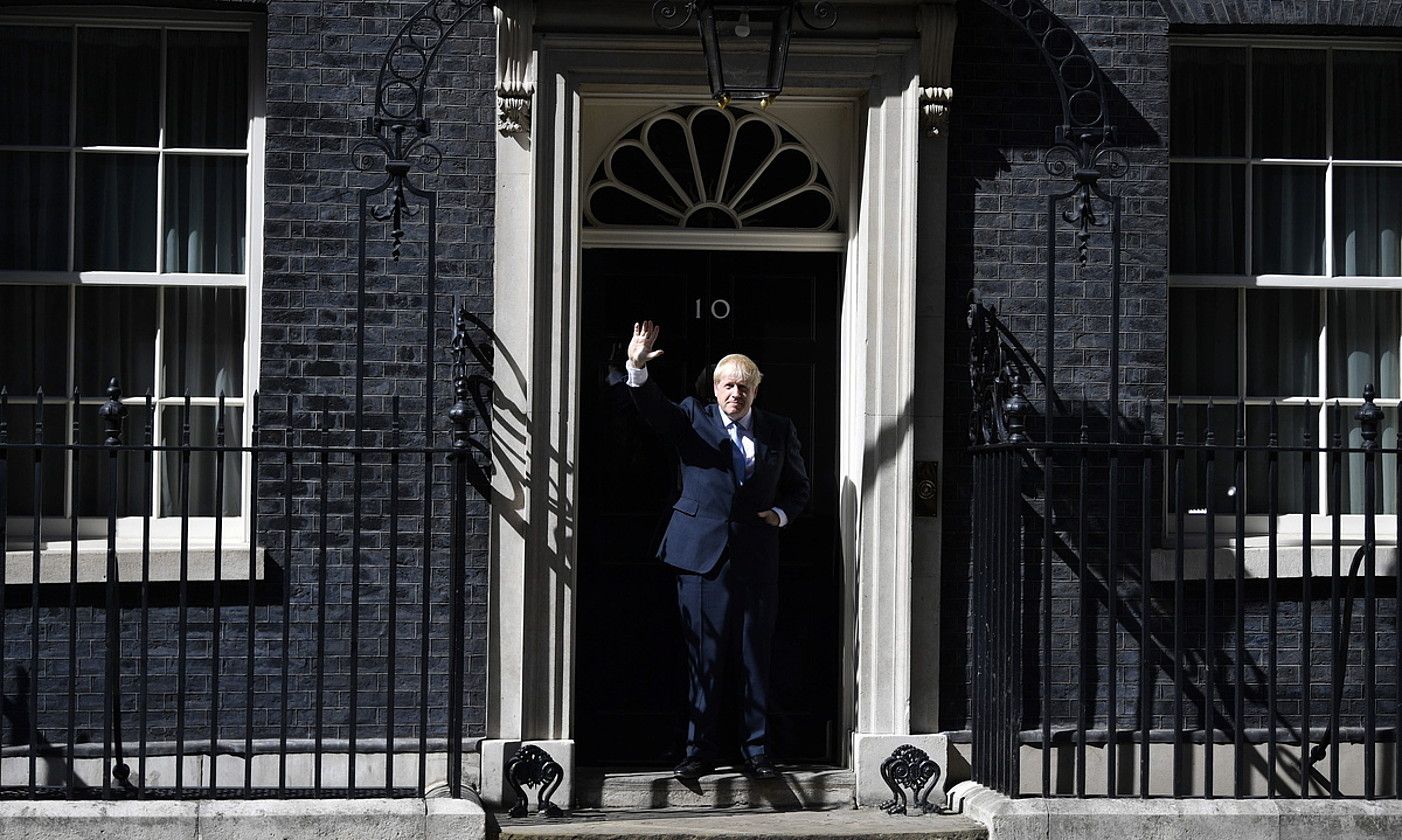 Amore emanda. Boris Johnson jarduneko lehen ministroa, dimisioa eman ondoren, Downing Streeteko 10.ean. NEIL HALL / EFE.