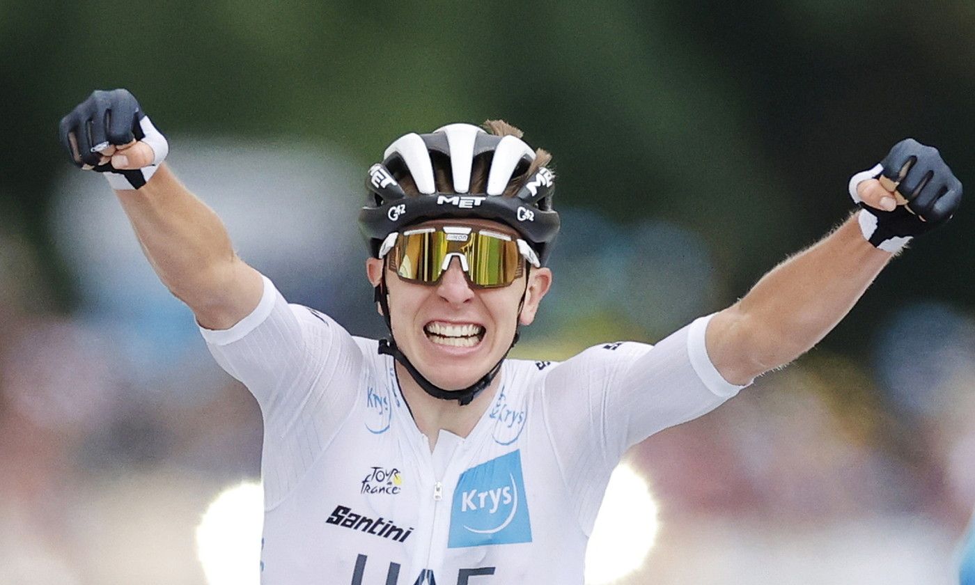 Tadej Pogacar Longwyko helmugan garaipena ospatzen, atzo, Frantziako Tourreko seigarren etapan. GUILLAUME HORCAJUELO / EFE.